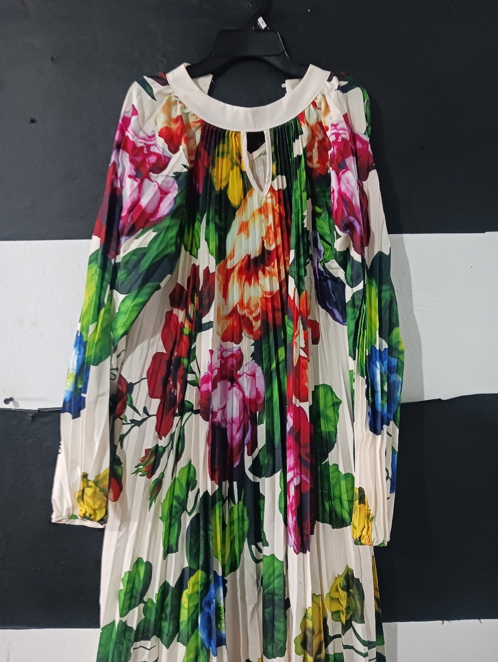 Women Colorful Flower Printed Belted Pleated Maxi Dress - Picture 4 of 10